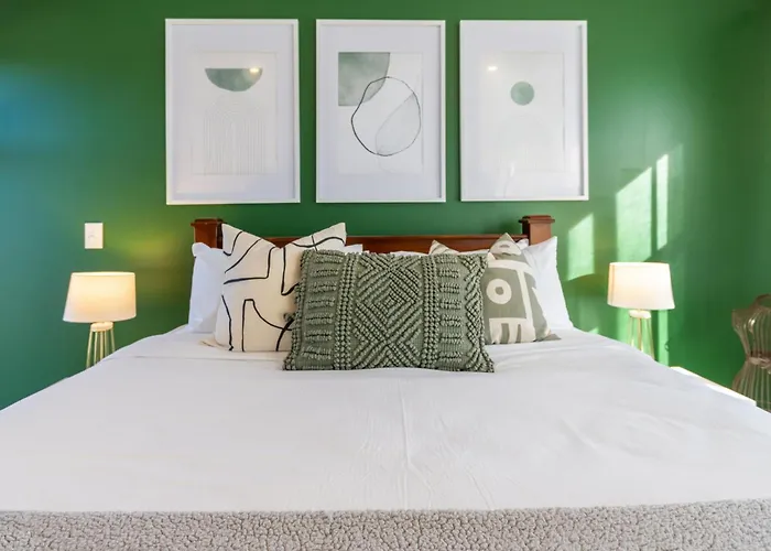 Gorgeous In Green - 2 Bed Central Oasis W/King Bed