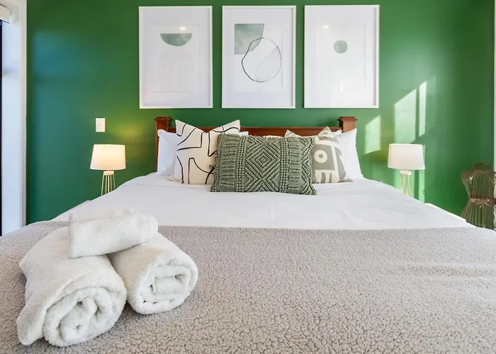 Gorgeous In Green - 2 Bed Central Oasis W/King Bed
